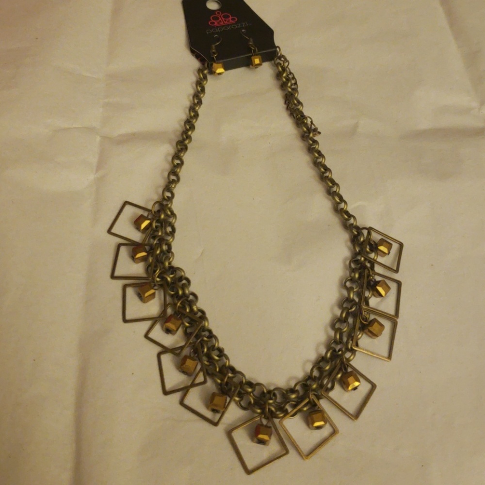 GEO down in History necklace set